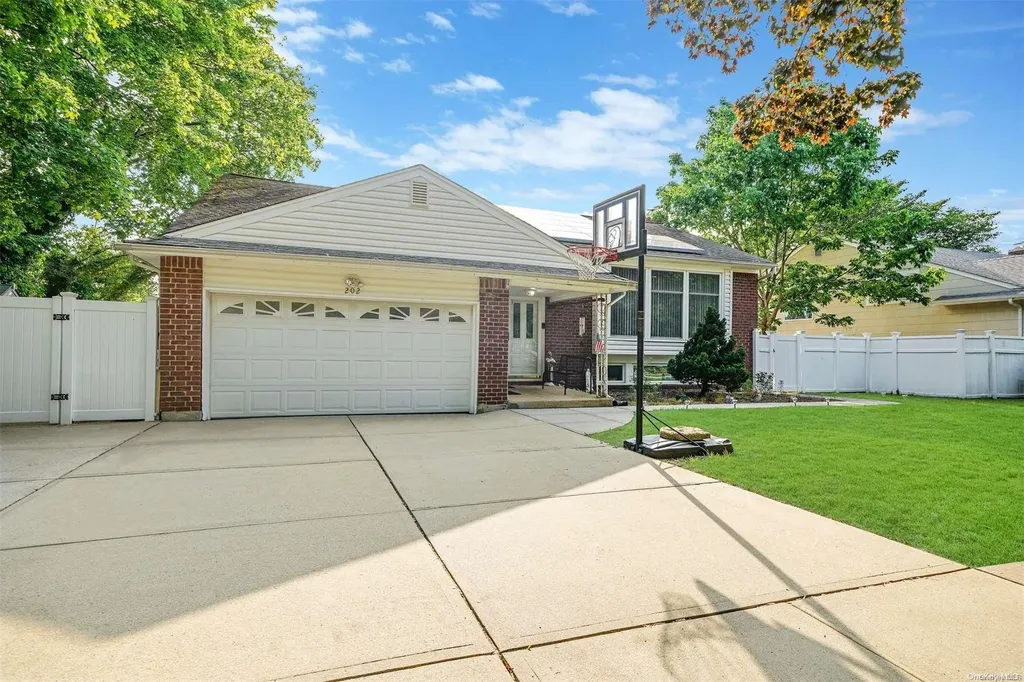 202 Roxton Road Plainview NY 11803