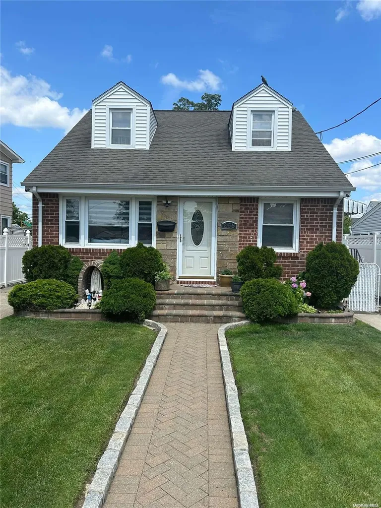 256 Pershing Parkway Mineola NY 11501