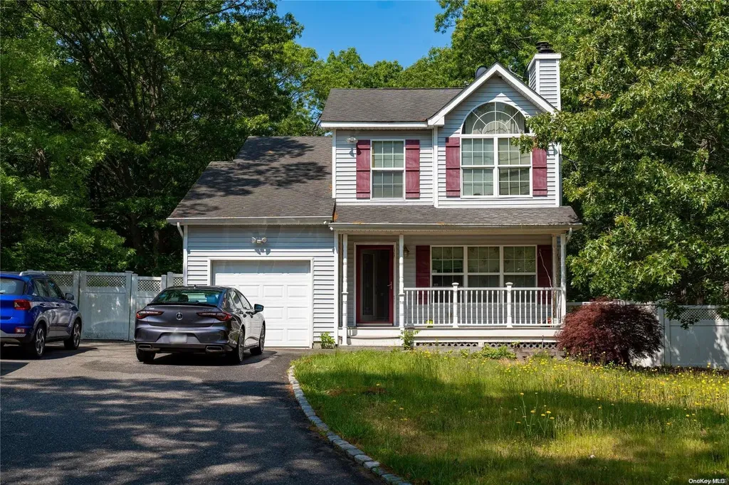 192 W Yaphank Road Coram NY 11727