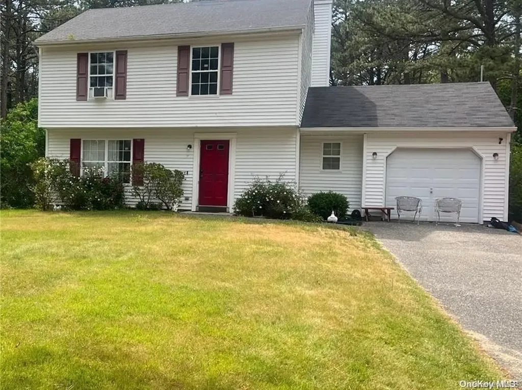 11 Pebble Way Riverhead NY 11901