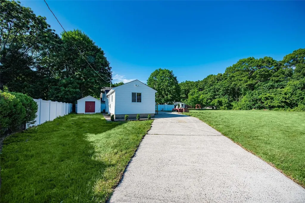 19 Richard Road Selden NY 11784