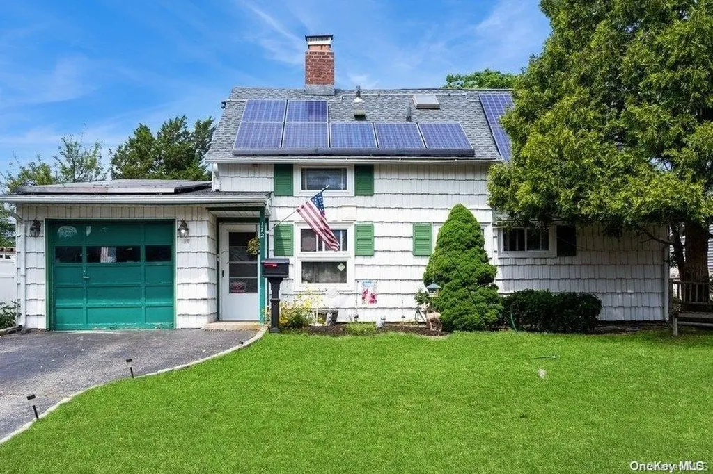 172 Red Maple Drive E Levittown NY 11756