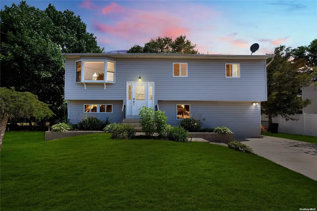8 Lark Drive Centereach NY 11720