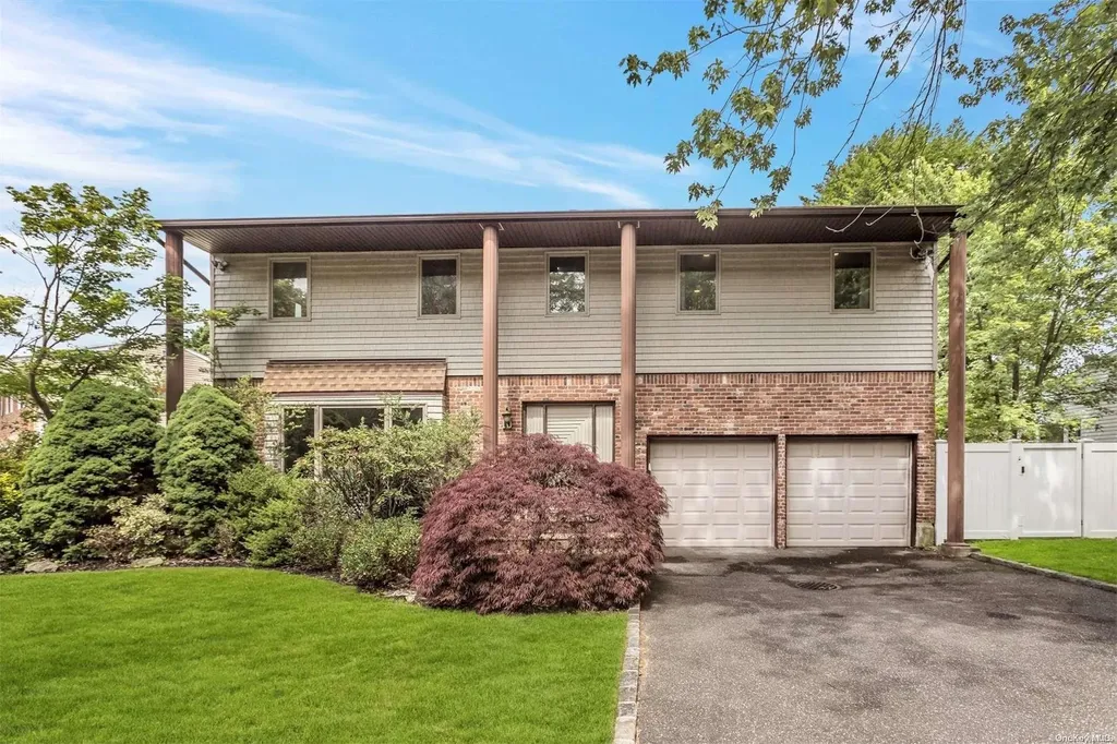 10 Turnberry Lane Plainview NY 11803