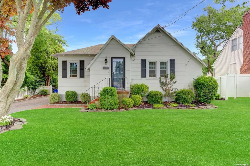 12 Meade Avenue Babylon NY 11702