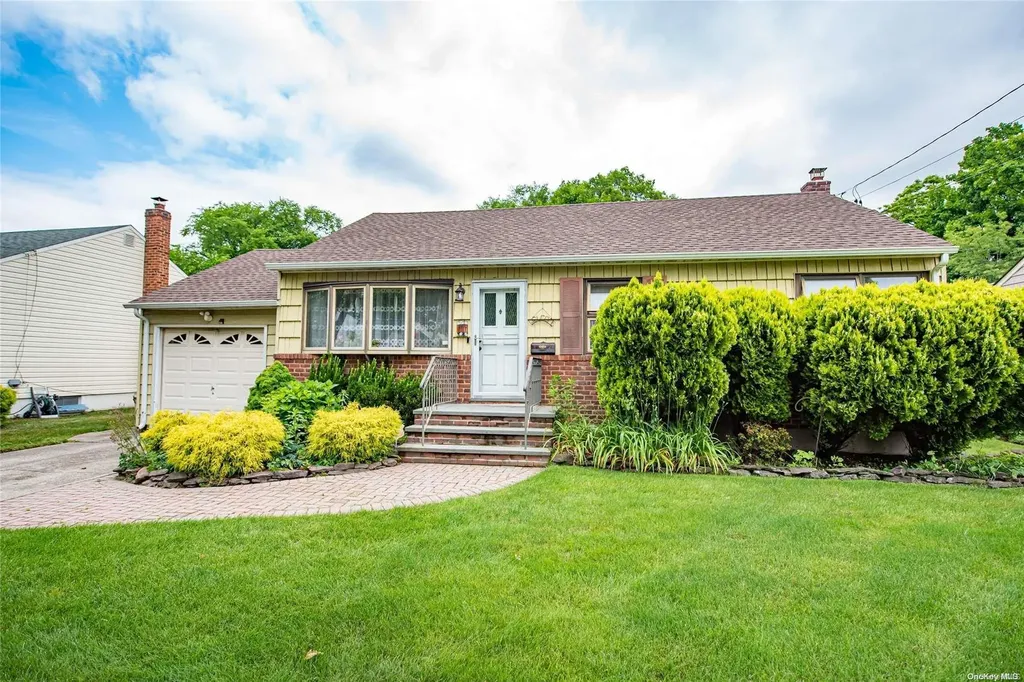 672 Grand Avenue Lindenhurst NY 11757