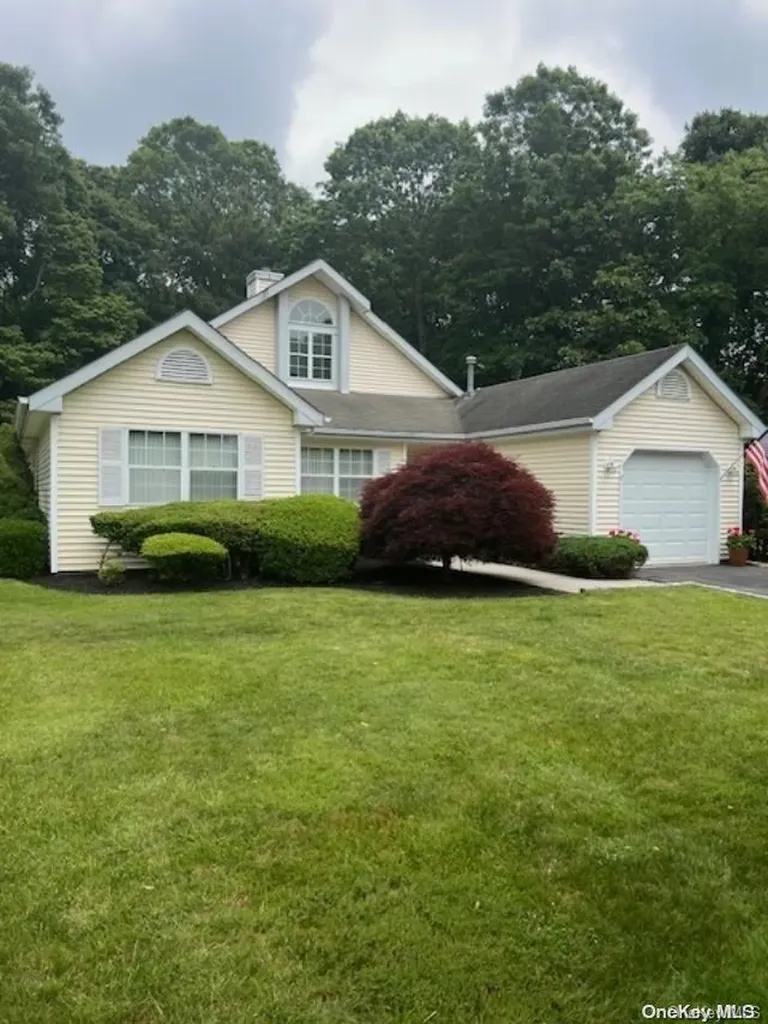 23 Saddlebrook Court Middle Island NY 11953