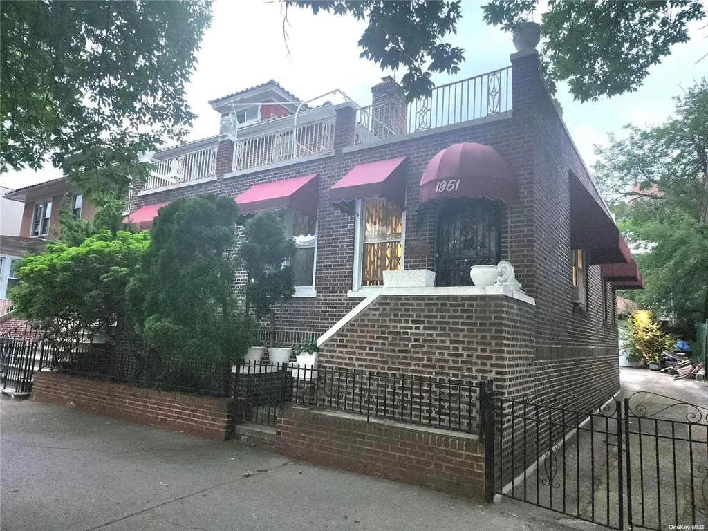 1951 Benedict Avenue Bronx NY 10462