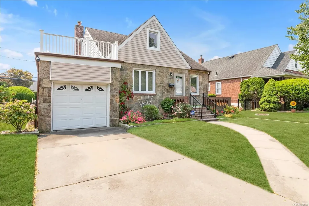 76 Sylvia Lane New Hyde Park NY 11040