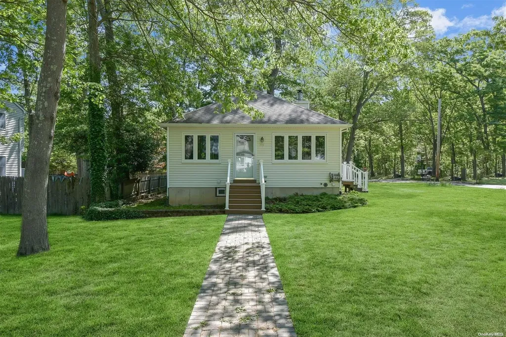 25 Corchaug Trail Ridge NY 11961