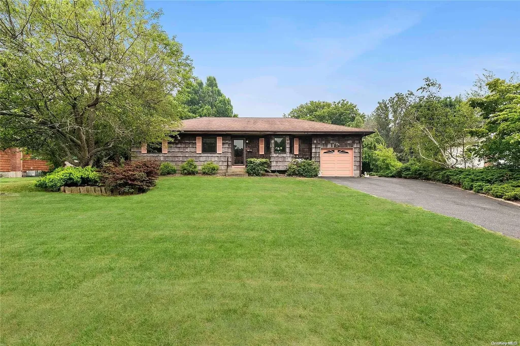 99 Donna Drive Calverton NY 11933