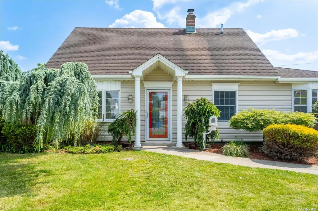 38 Rolling Lane Levittown NY 11756