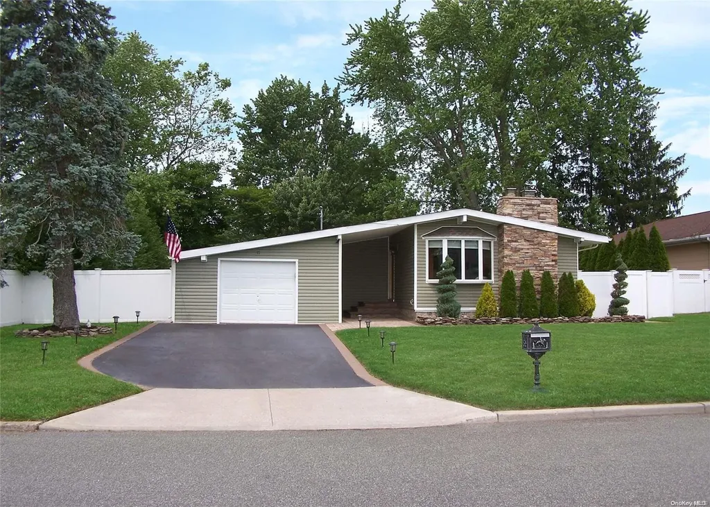 17 Farner Avenue Selden NY 11784