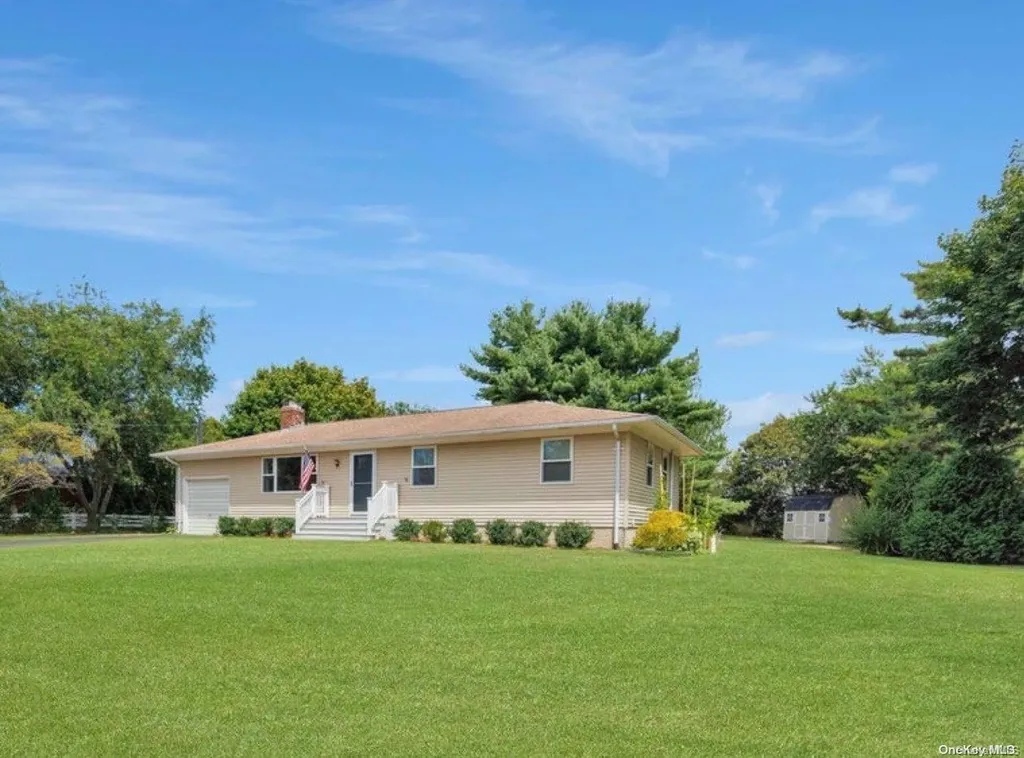 2880 Delmar Drive Laurel NY 11948
