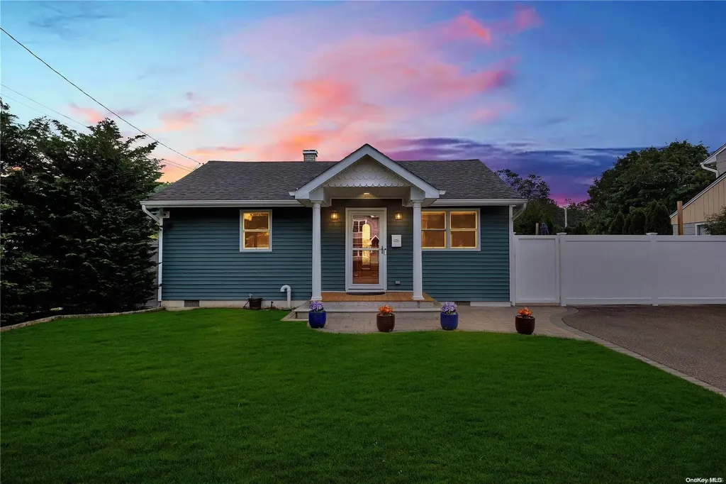 28 Academy Lane Oakdale NY 11769