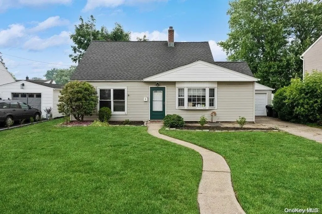 8 Dale Lane Levittown NY 11756