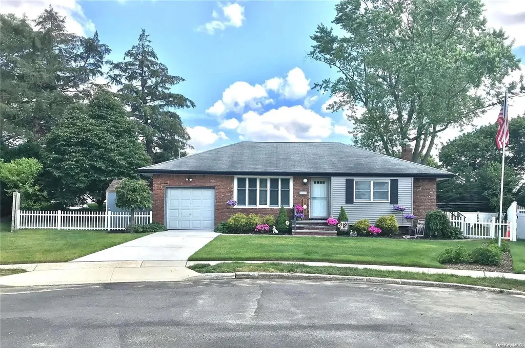 8 Park Court Plainview NY 11803