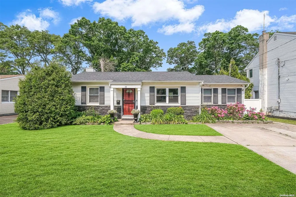 14 Park Lane Massapequa NY 11758