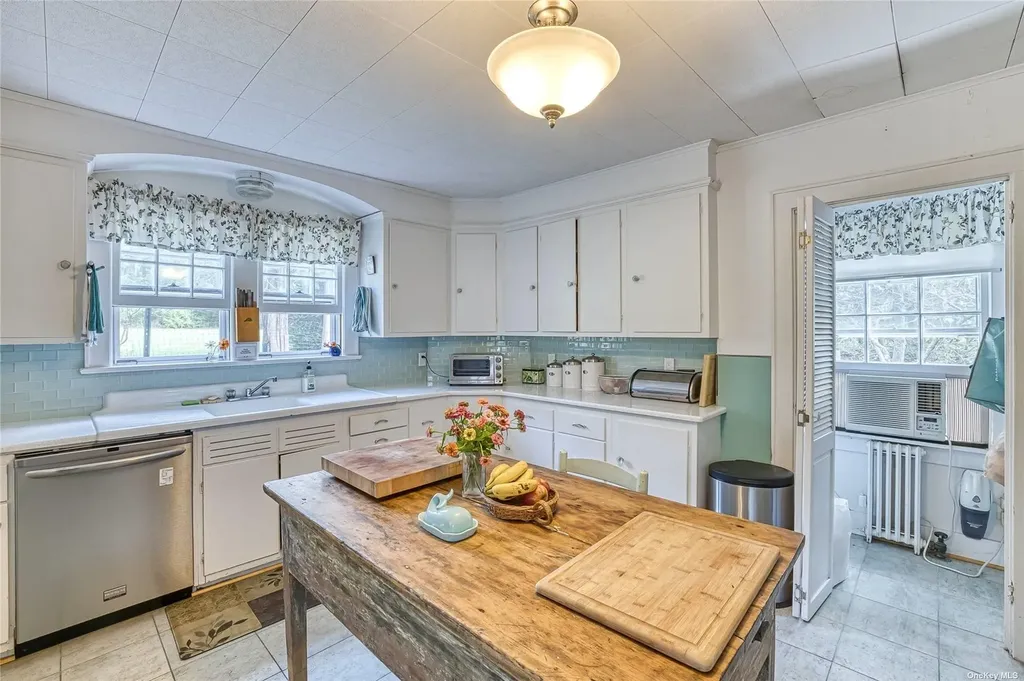 1695 Old Woods Path Southold NY 11971