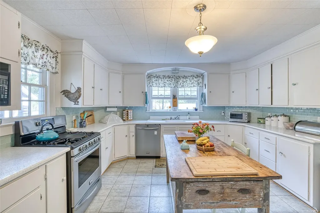 1695 Old Woods Path Southold NY 11971