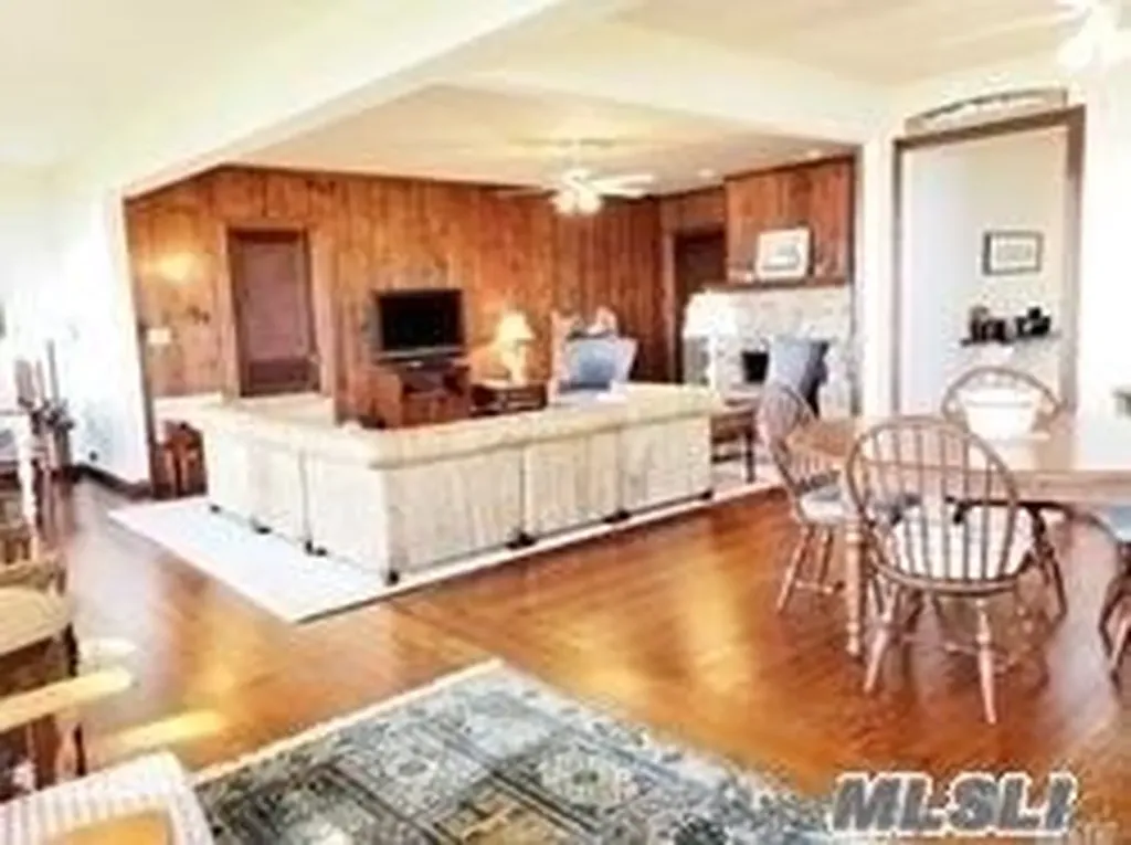 15 Downs Boulevard Jamesport NY 11947