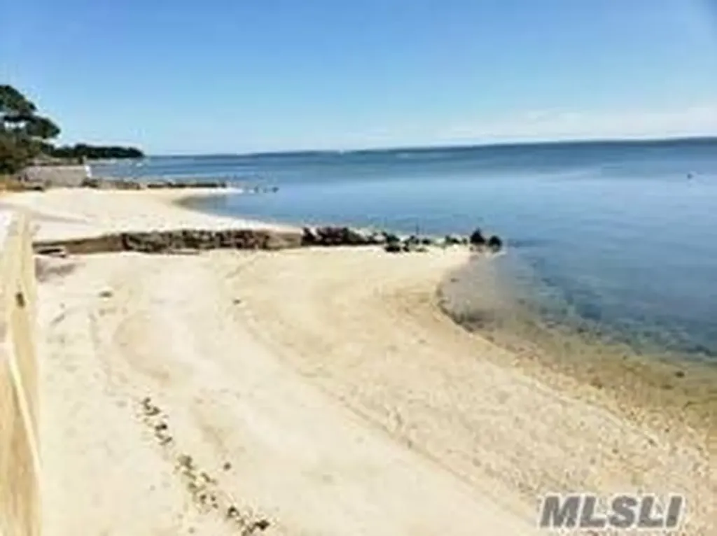 15 Downs Boulevard Jamesport NY 11947