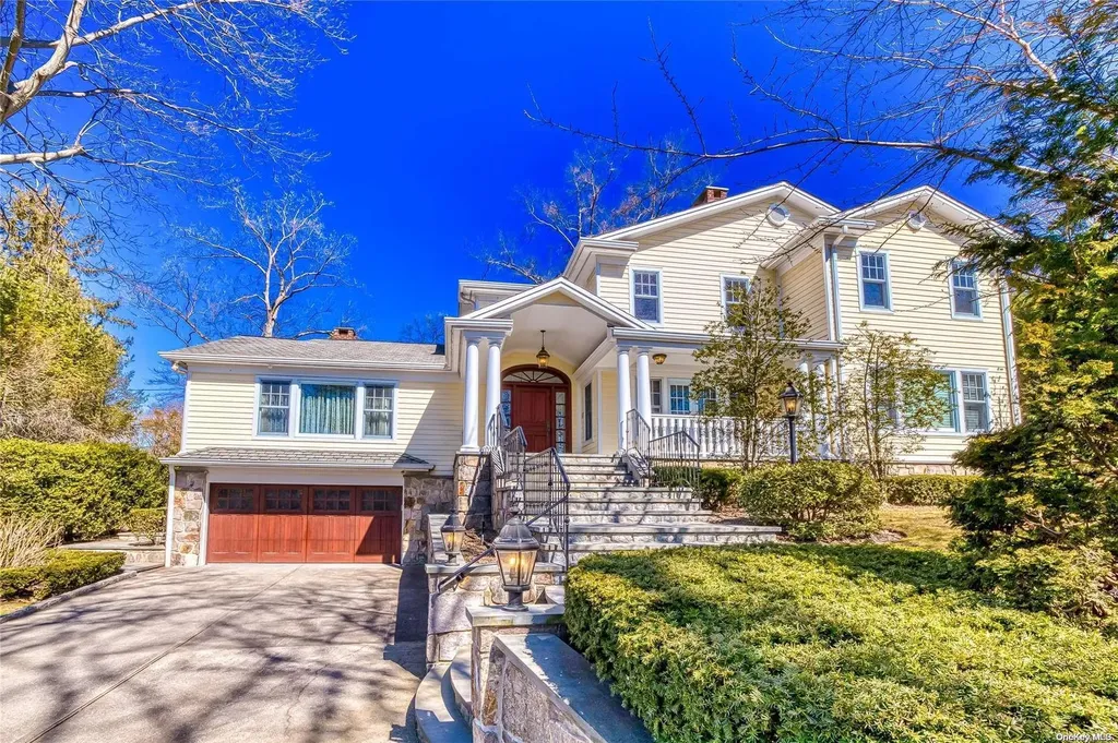 33 Gateway Drive Great Neck NY 11021