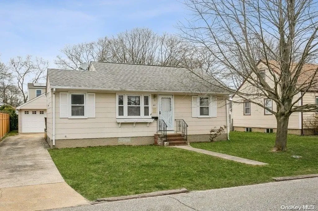 87 Copiague Place Copiague NY 11726