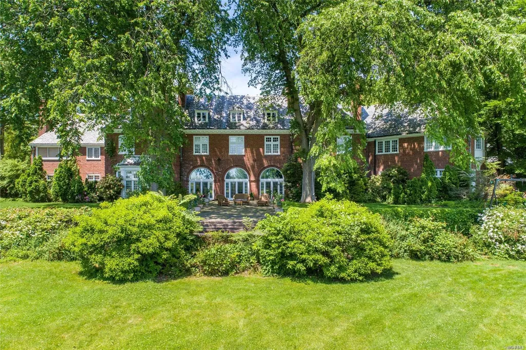 11 Evans Drive Brookville NY 11545
