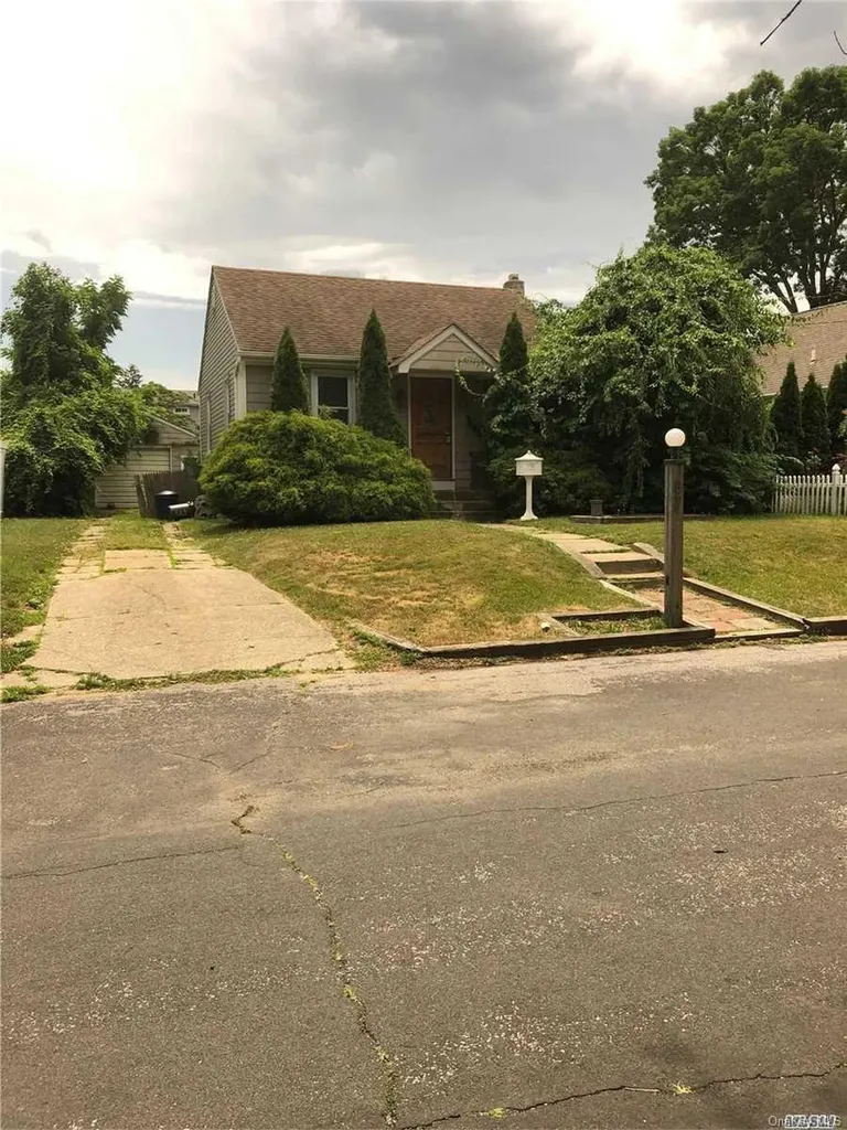 37 Ithaca Street Lindenhurst NY 11757