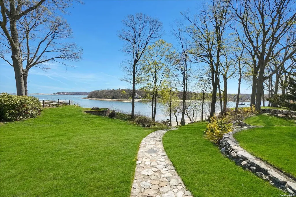 92 Dyke Road Setauket NY 11733