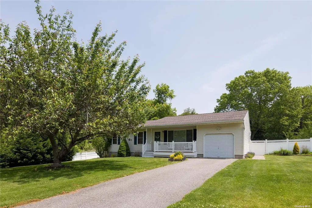 400 Wells Road Laurel NY 11948