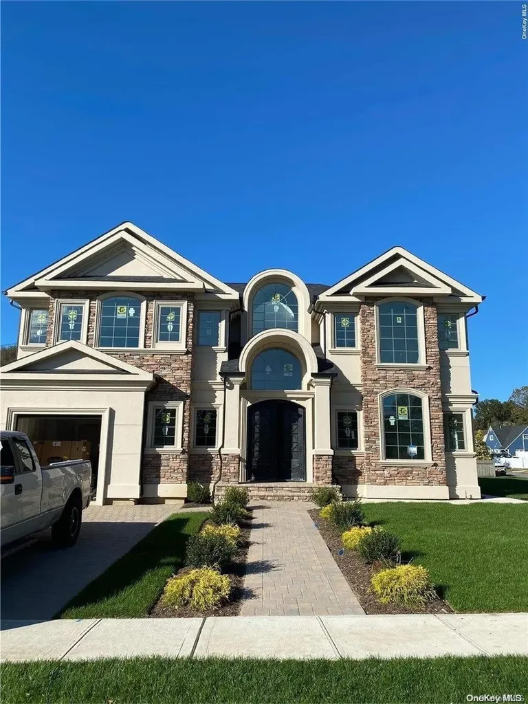 40 Surrey Lane Plainview NY 11803