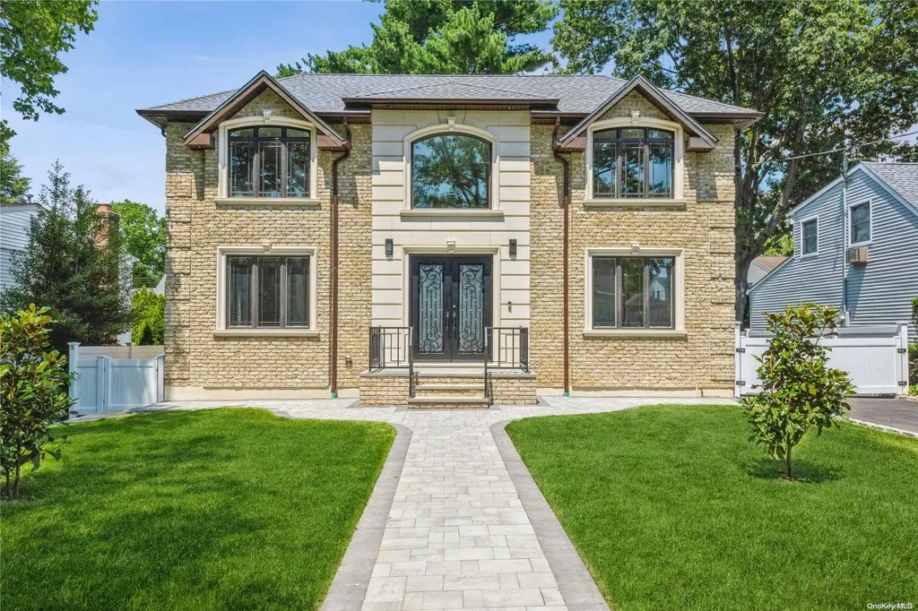90 Arleigh Drive Albertson NY 11507