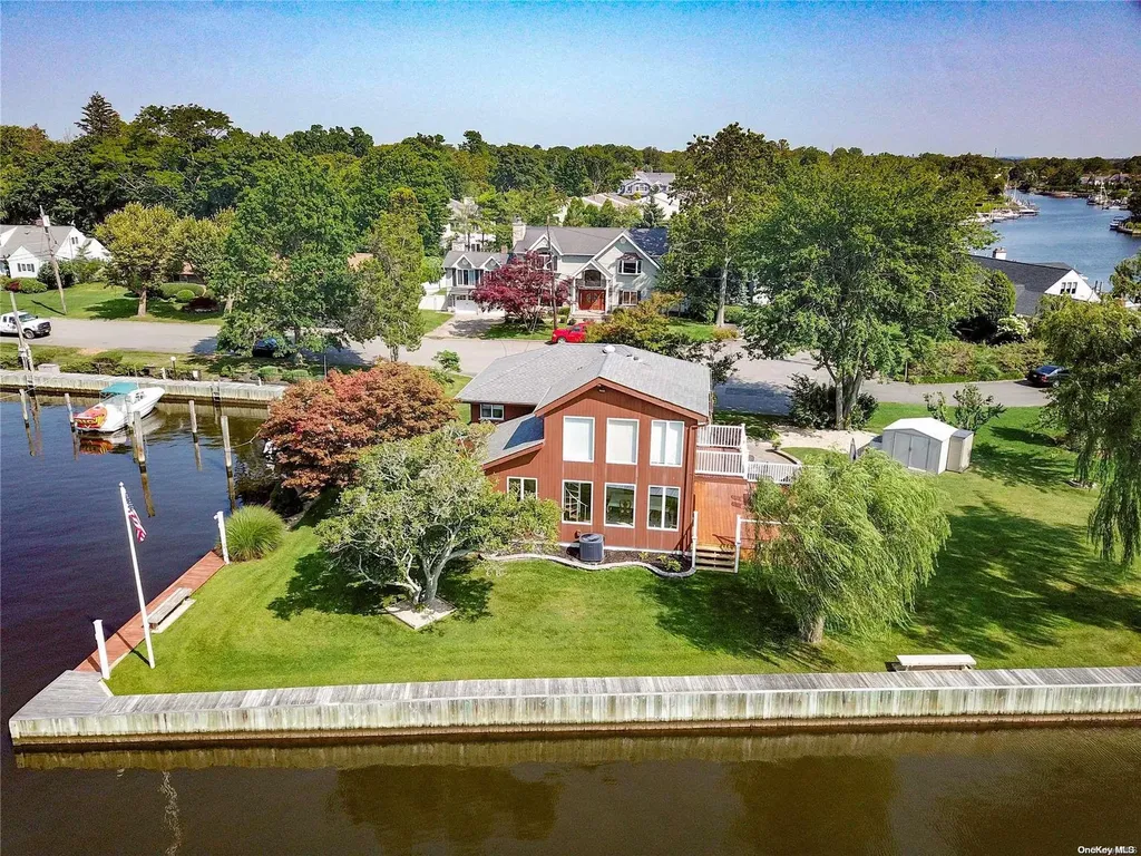 33 Deeringwood Lane Babylon NY 11702