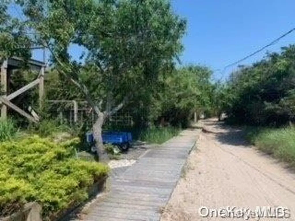 39 Midway Walk Atlantique NY 11706