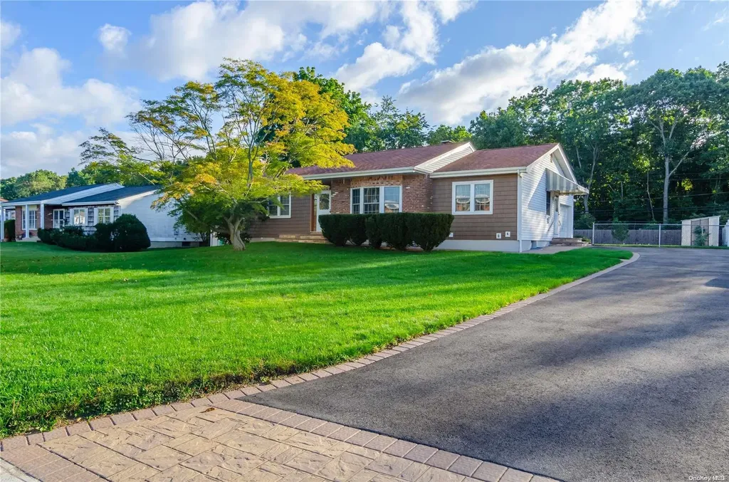 28 Roundtree Drive Kings Park NY 11754