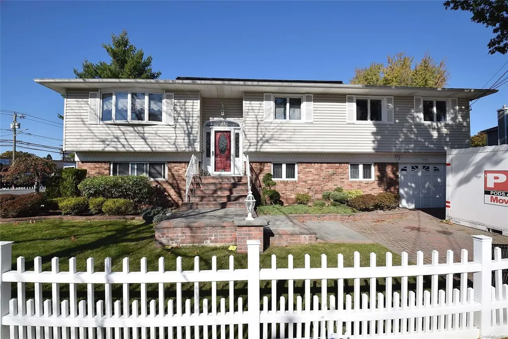 171 Commonwealth Avenue Massapequa NY 11758