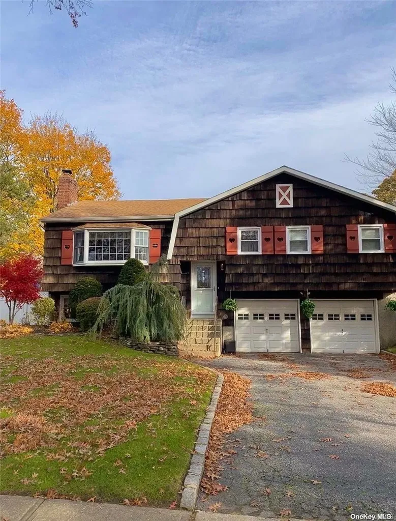 18 Eileen Court Commack NY 11725