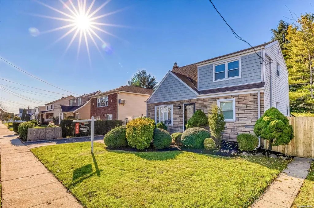 1087 Grand Boulevard Westbury NY 11590