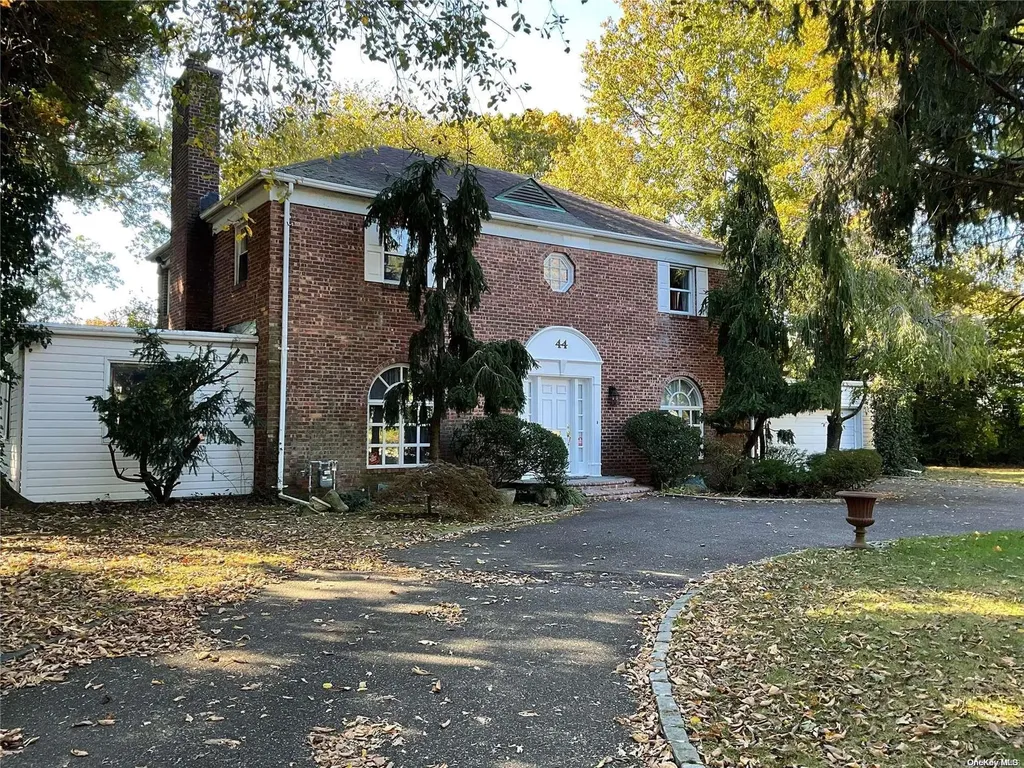 44 Bayview Avenue Great Neck NY 11021