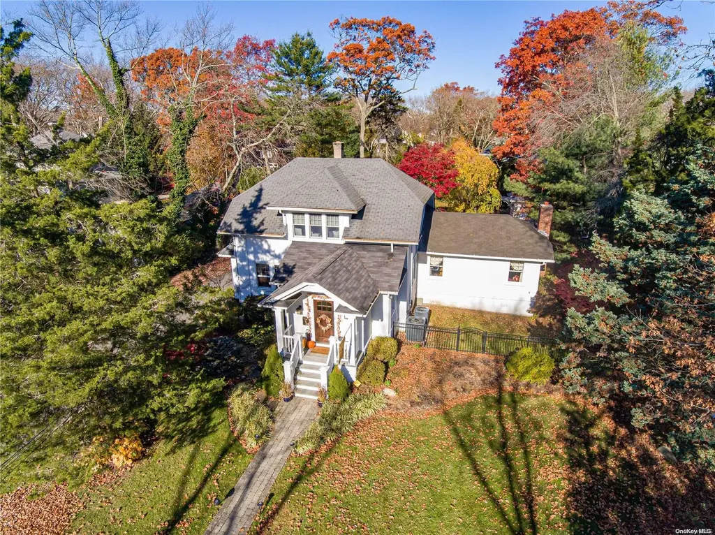 18 Wohseepee Drive Brightwaters NY 11718