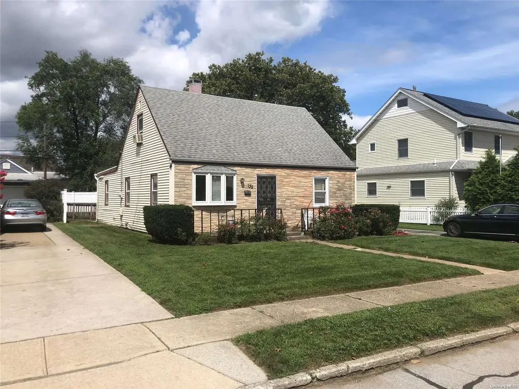 132 Edgeworth Street Valley Stream NY 11581