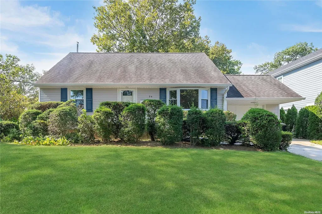 94 Oak Ridge Lane Albertson NY 11507