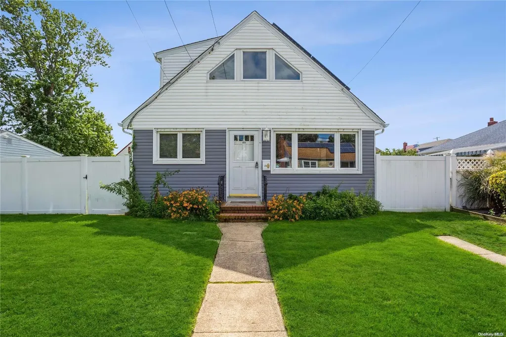 231 E Hampton Road Lindenhurst NY 11757