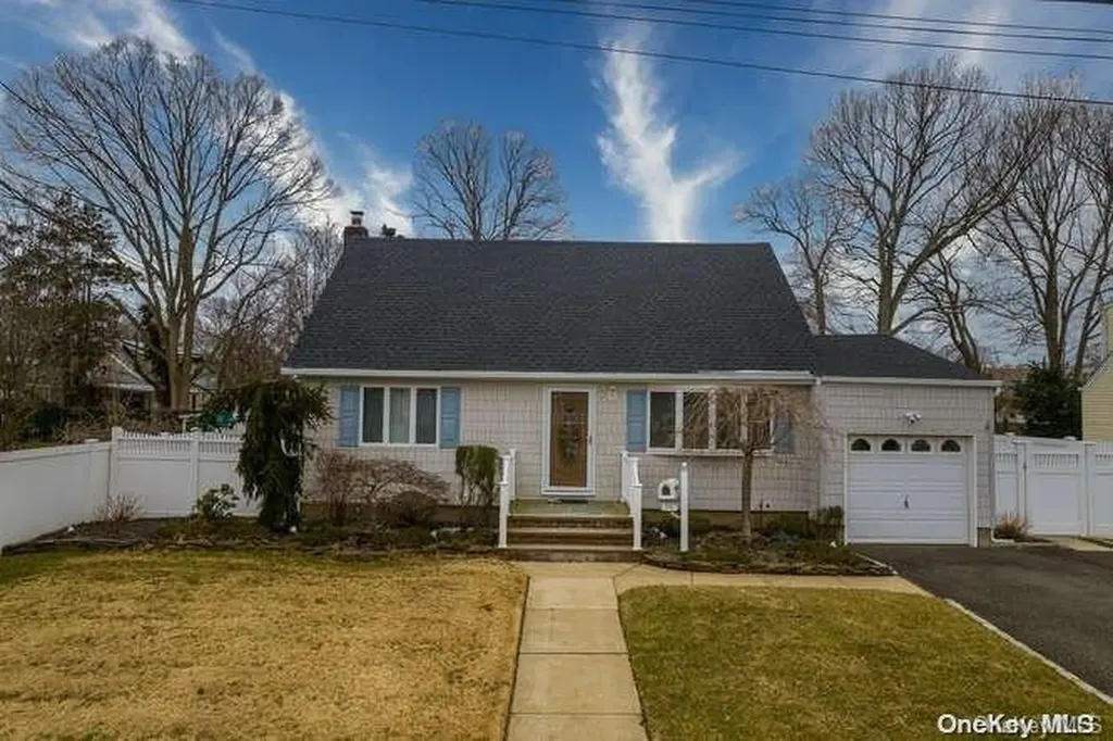 134 Commonwealth Avenue Massapequa NY 11758