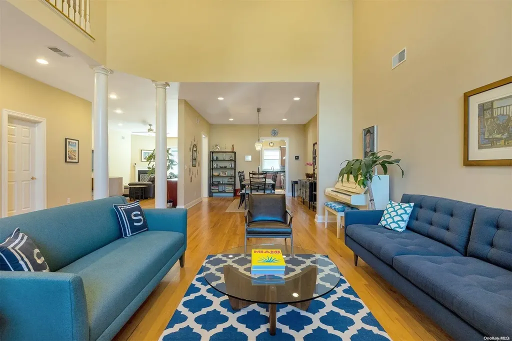 19 Wilkshire Circle Manhasset NY 11030