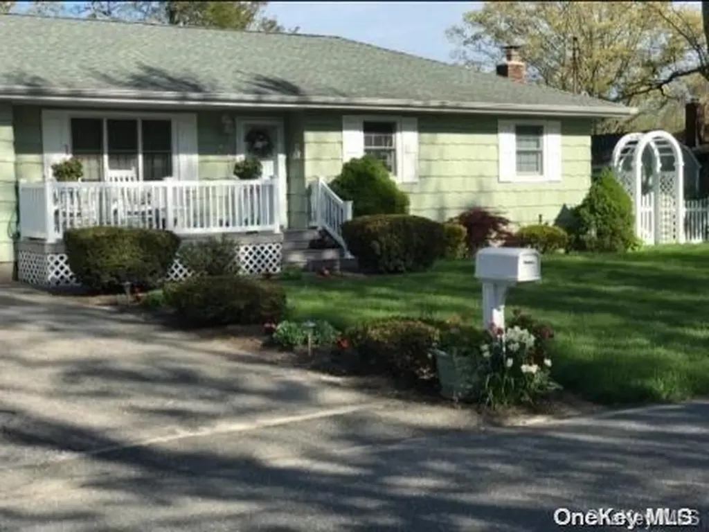 185 Abbott Avenue Mastic NY 11950