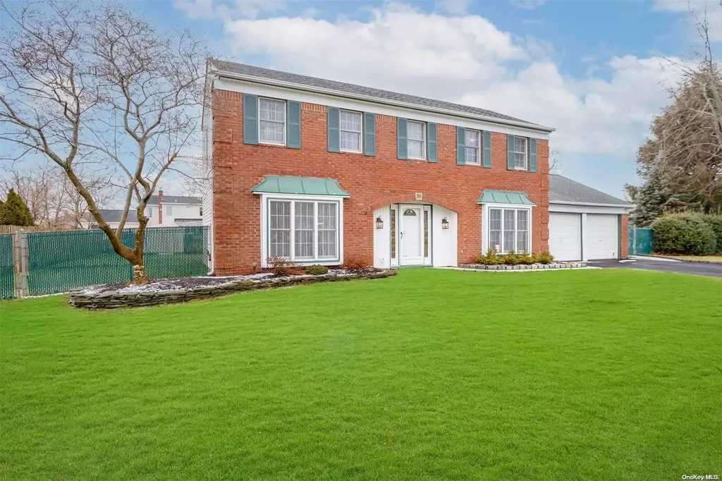 35 Barnsley Crescent Mount Sinai NY 11766