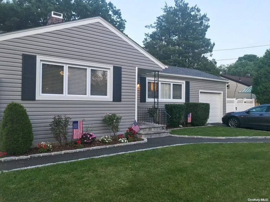 31 Glenda Drive Deer Park NY 11729